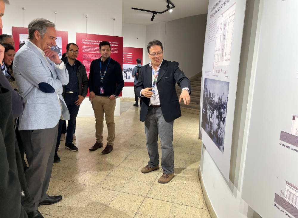 Durante la inauguración, las autoridades fueron guiadas por Andrés Díaz, curador del Museo de Medicina, para conocer el material en exposición