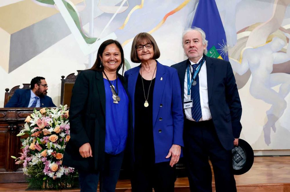 La profesora Verónica Figueroa y el profesor Jaime San Martín fueron reconocidos con la medalla Andrés Bello en la ceremonia oficial de aniversario de la Universidad de Chile.