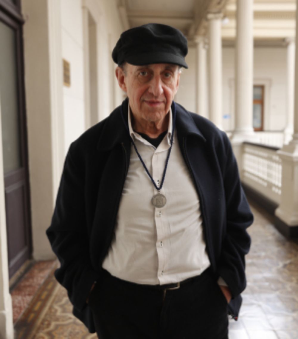 En la imagen se puede ver al integrante titular del Consejo de Evaluación y académico de la Facultad de Artes, Pablo Oyarzún Robles. Para el momento de las fotos se encuentra en el segundo piso de Casa Central.  