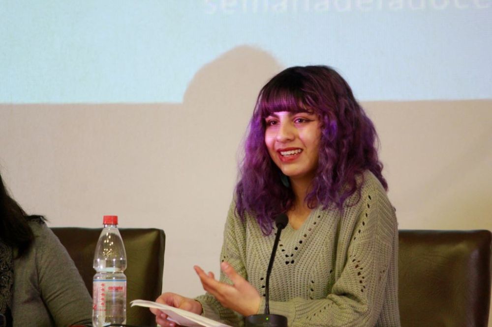 Medio plano de Camila Cerna en la testera, estudiante de Enfermería que fue parte de la Semana de la Docencia 2023.