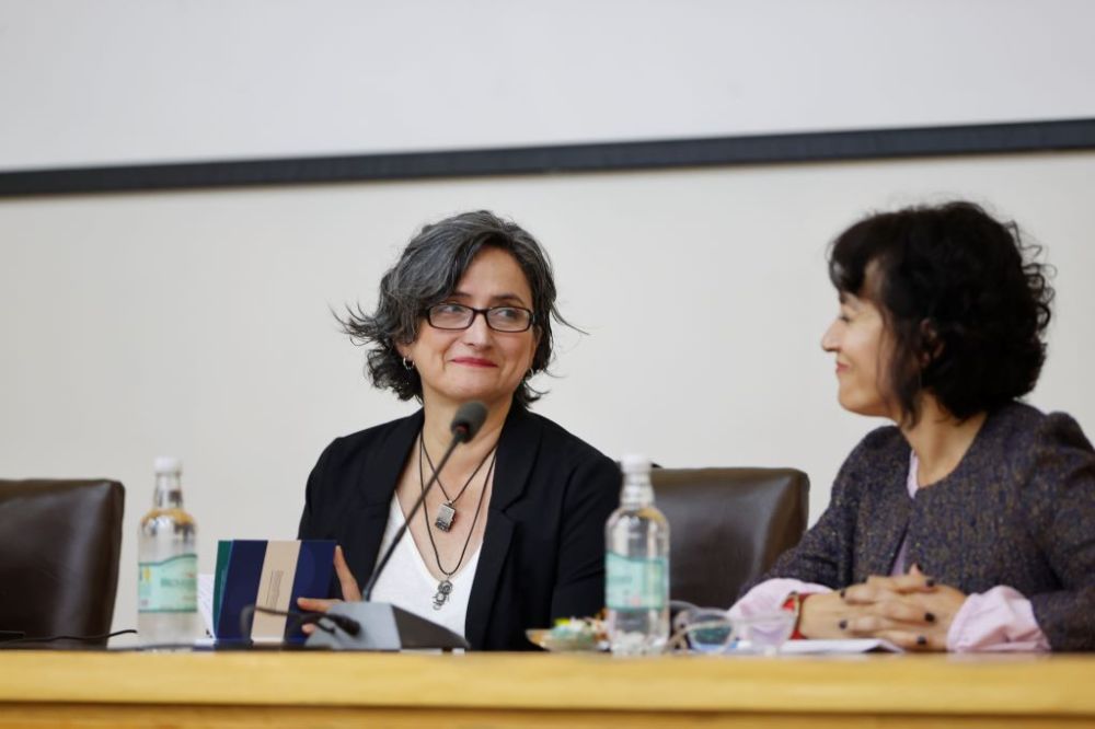 Medio plano de Anita Rojas conversando con Patricia Hermosilla