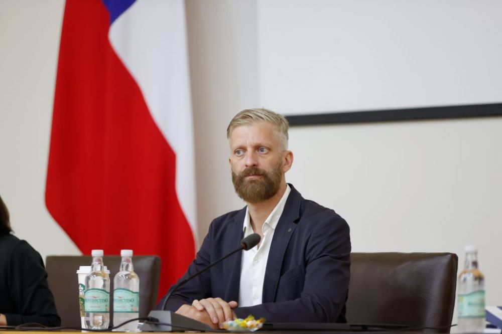 Medio plano del profeso Lionel Brossi 