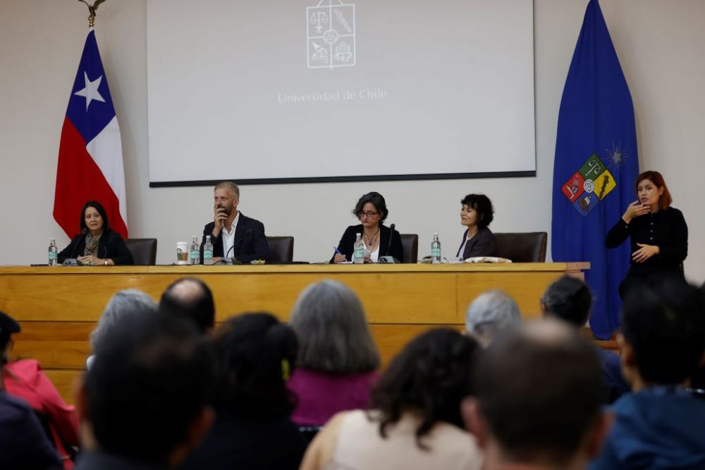 De izquierda a derecha, Leonor Armanet, Lionel Brossi, Anita Rojas, Patricia Hermosilla e intérprete de legua de señas.