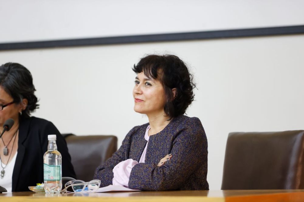 Medio plano de Patricia Hermosilla en sala Eloísa Díaz