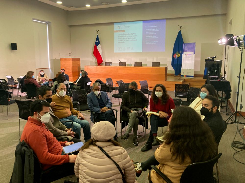 Asistentes a la Semana de la Docencia sentados en círculo en una sala