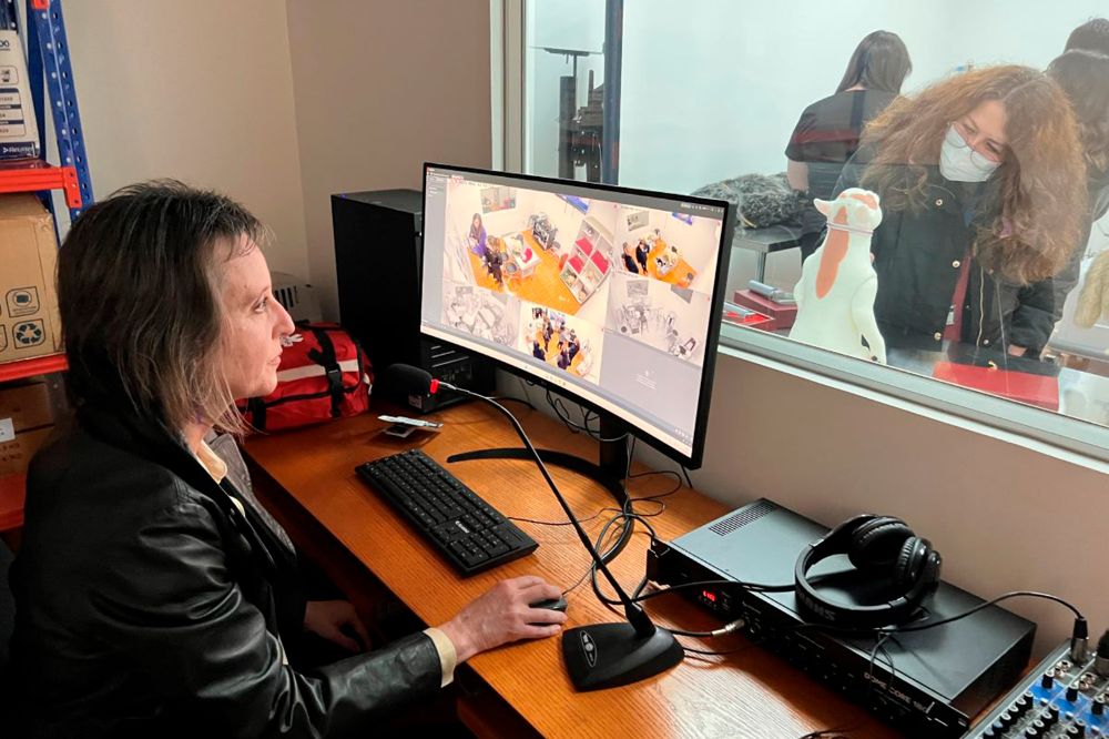 Se muestra a personas utilizando el centro de simulación clínica de Veterinaria