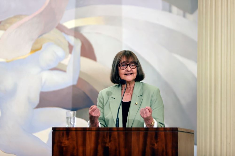 Rectora Rosa Devés, hablando en la testera del Salón de Honor