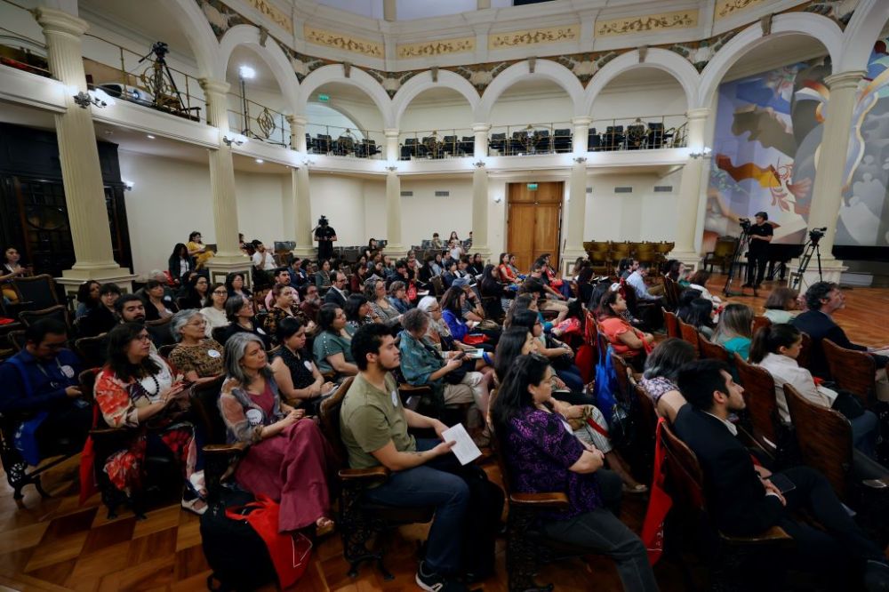 Vista de lado, donde se aprecia al público en el Salón de Honor