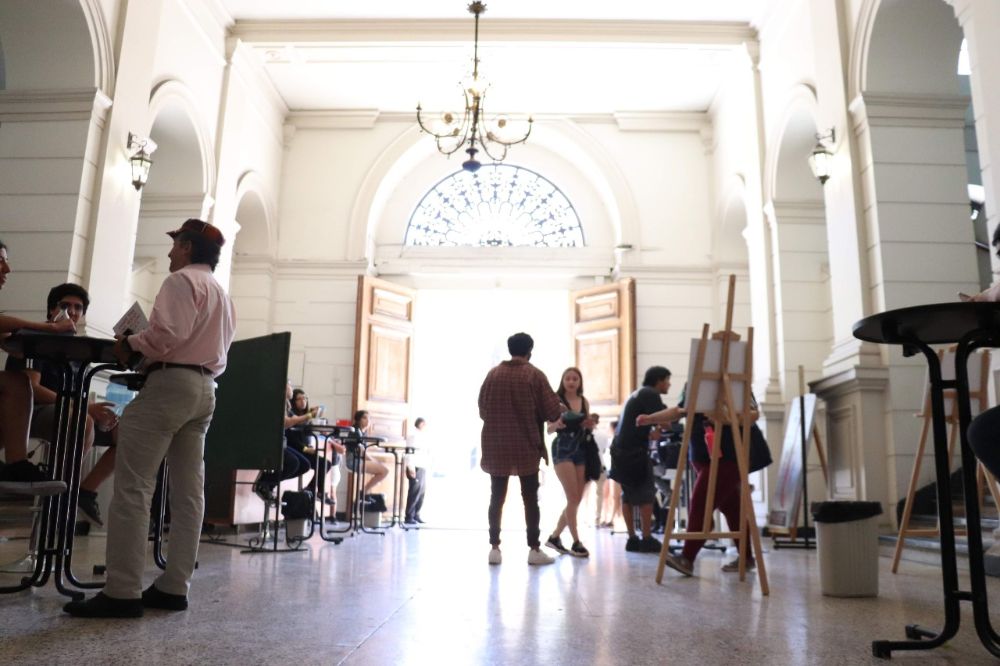 Vista de la entrada a Casa Central, desde dentro, con personas ingresando. 