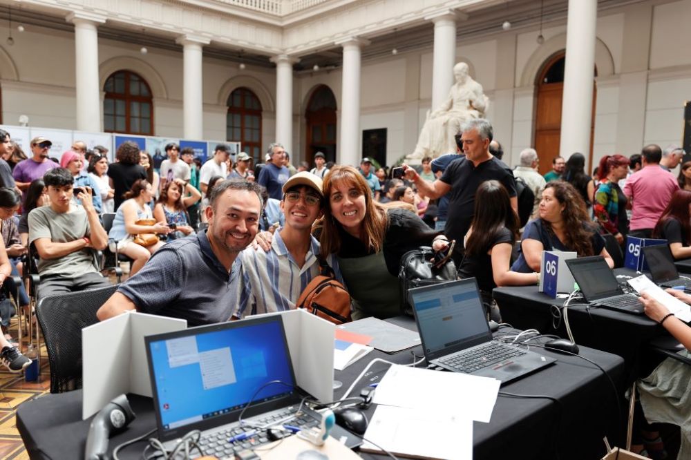 Familia posa sonriendo en Casa Central, en el marco del proceso de Matrícula Uchile