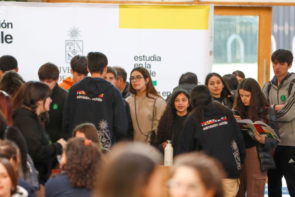 Vista general de más de una decena de estudiantes y monitores en el contexto de la Jornada de alternativas de ingreso a la Universidad de Chile, admisión 2025