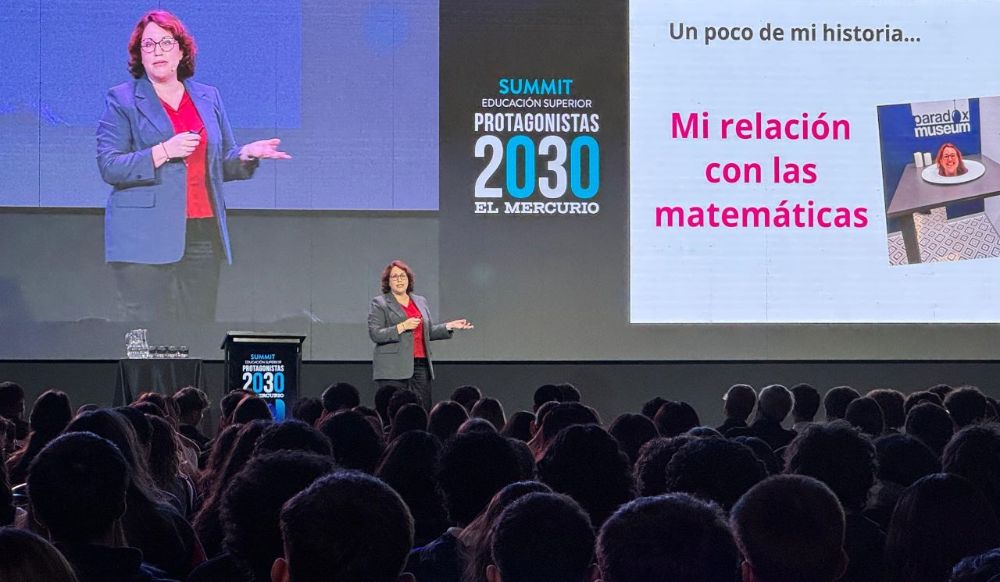 La profesora Leslie Jiménez exponiendo en Protagonistas 2030