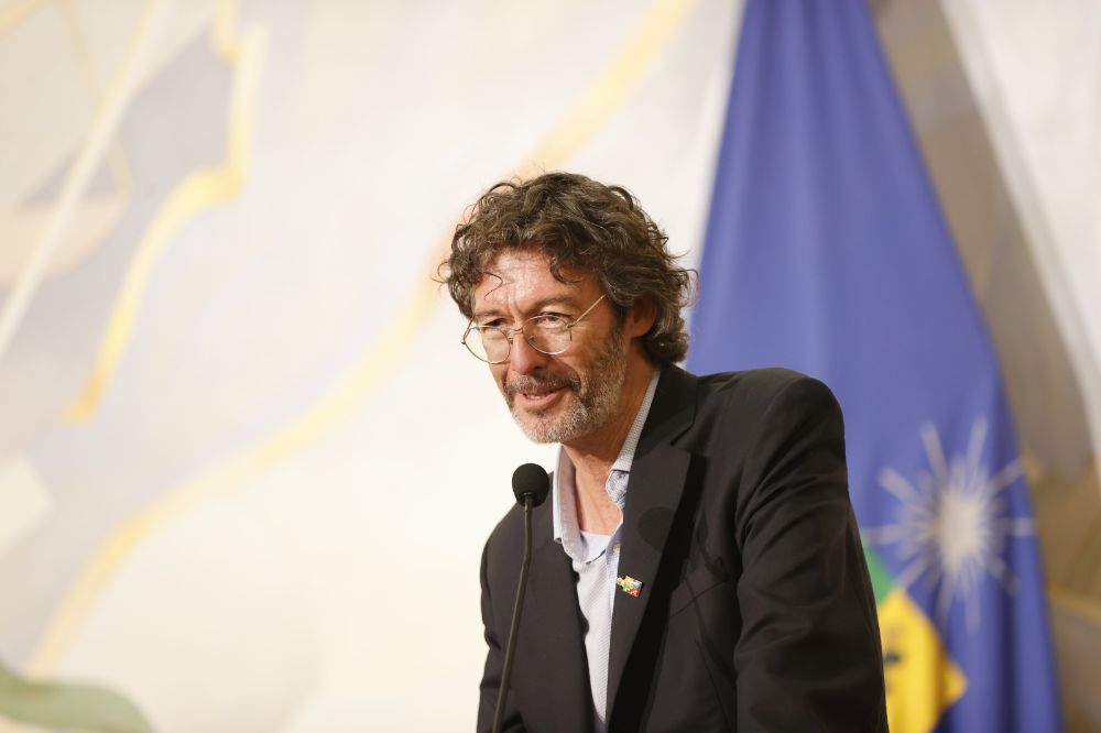 Plano medio corto del vicerrector Claudio Pastenes hablando en la testera del Salón de Honor