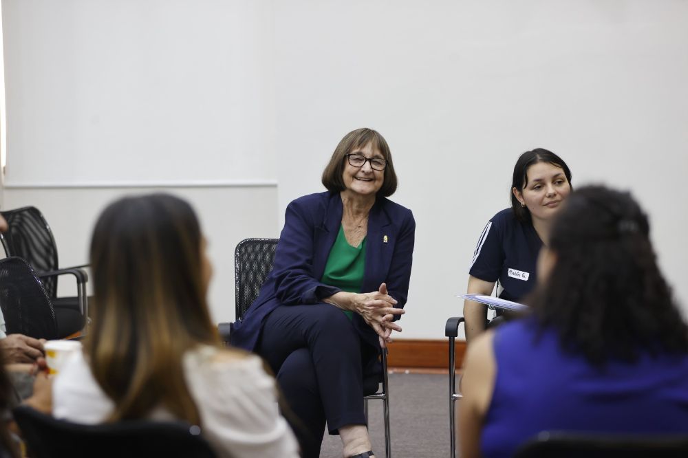 Rectora participando de círculo de conversación con familiares de mechones 2024
