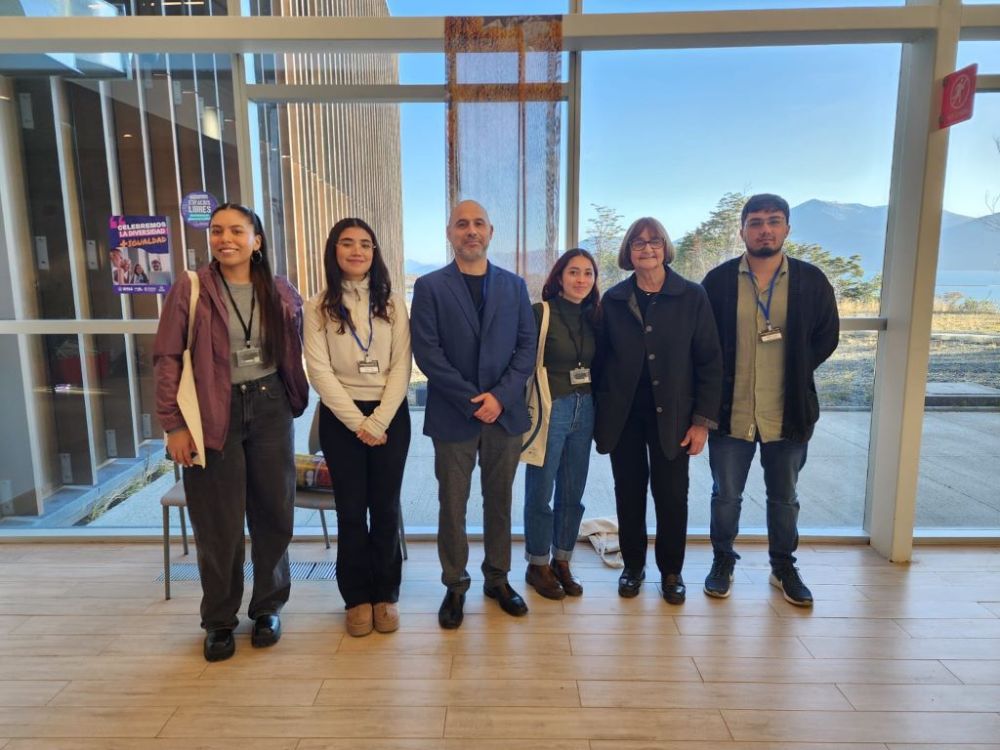 Las estudiantes en práctica, Camila Catalán y Natalia Acuña; el director de investigación Rómulo Fuentes; la geógrafa de la U. de Chile Francisca Coloma; la rectora Rosa Devés y el geógrafo Matías Cuevas en la 3ra Conferencia Internacional CHIC