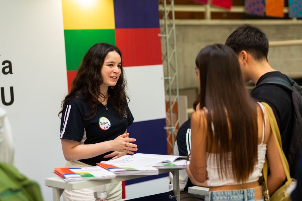 Monitora Uchile conversa con pareja de estudiantes