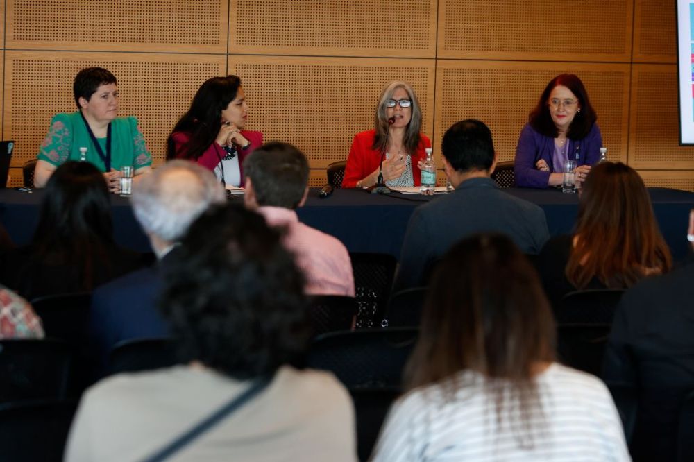 En la mesa, de izquierda a derecha las panelistas Alejandra Vásquez (FEN), Silvana Cuevas (FAU), la moderadora Viviana Sobrero y Ulrike Kemmerling (Medicina). 