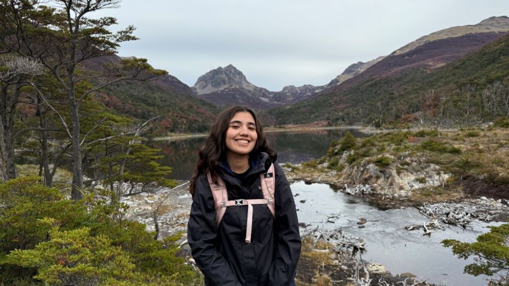 Natalia Acuña con un hermoso paisaje de fondo austral.