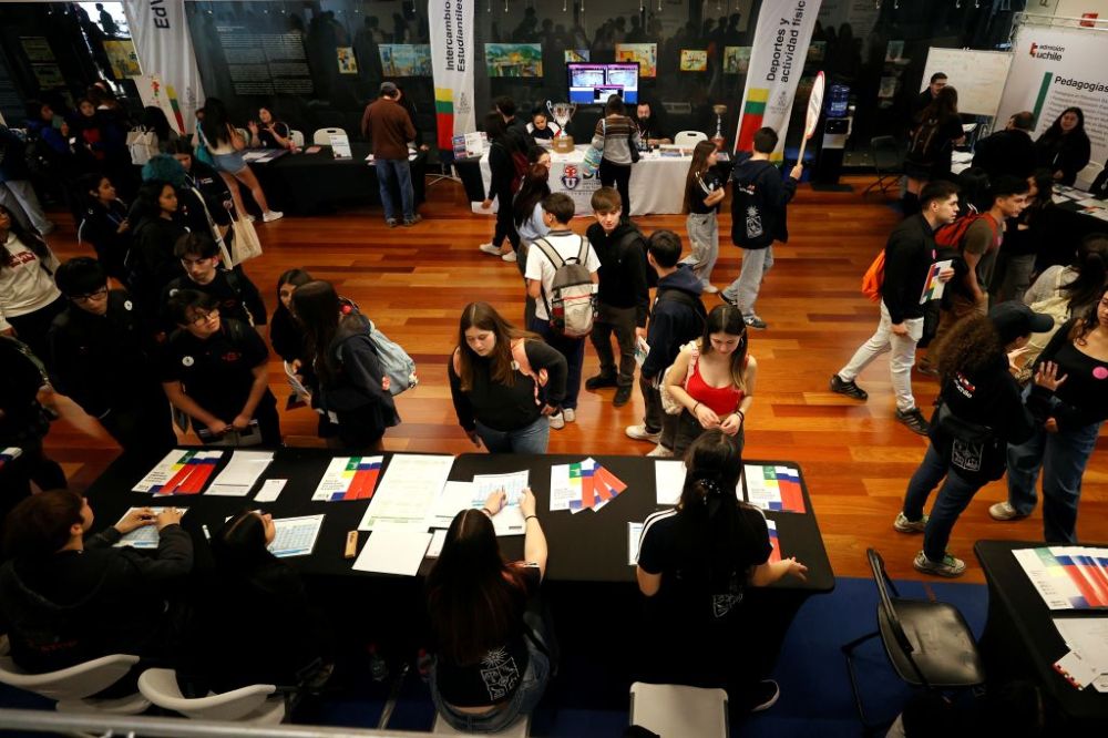 Vista desde arriba a pasillos interiores de la Plataforma Cultural JGM, lleno de stands y escolares