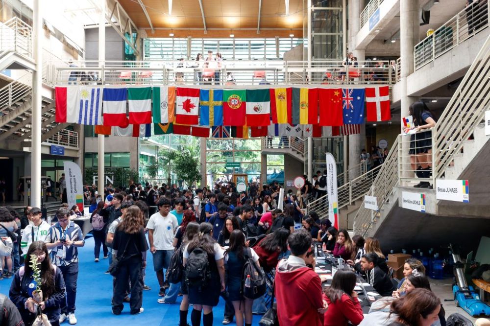 Hall de FEN lleno de escolares en la Feria de Orientación a las y los Postulantes