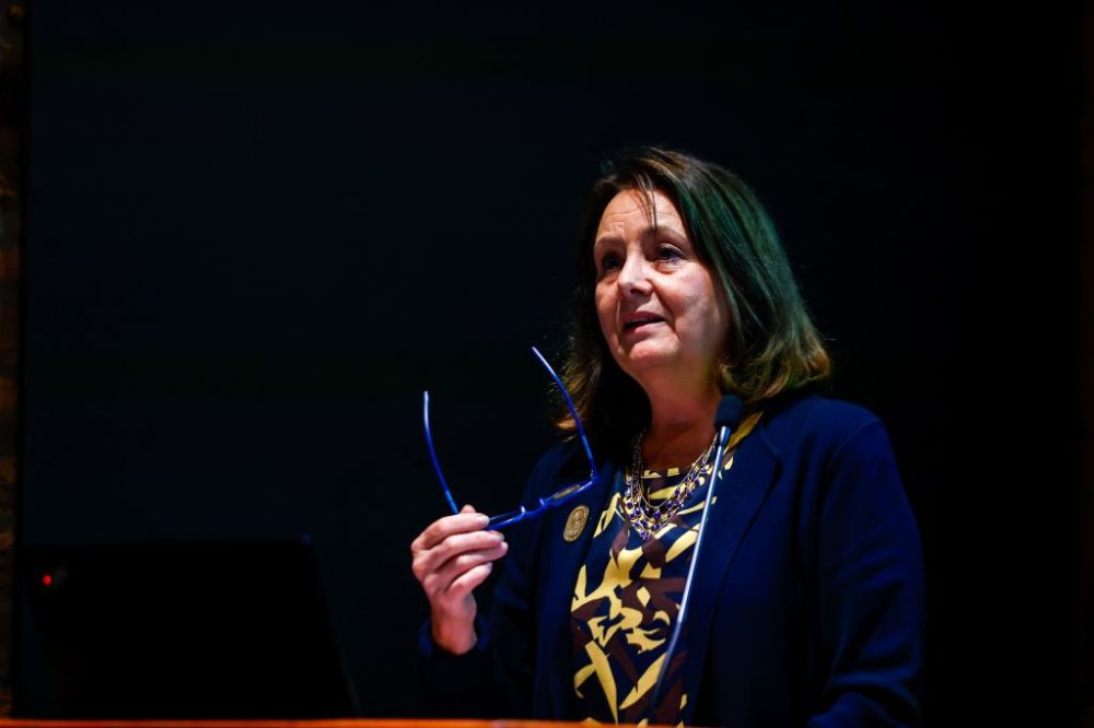 Medio plano corto de Leonor Armanet hablando y sosteniendo sus lentes