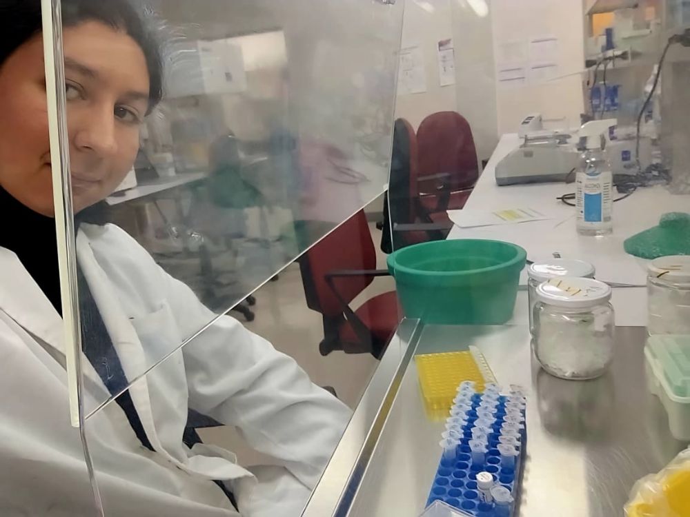 Lucas Gutiérrez en el laboratorio donde hace su pasantía en la Universidad de Magallanes