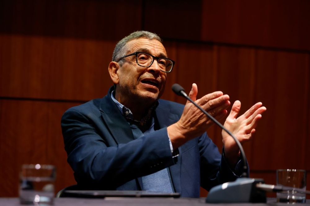 El doctor en Educación Abdeljalil Akkari, respondiendo una pregunta en auditorio de la U. de Chile