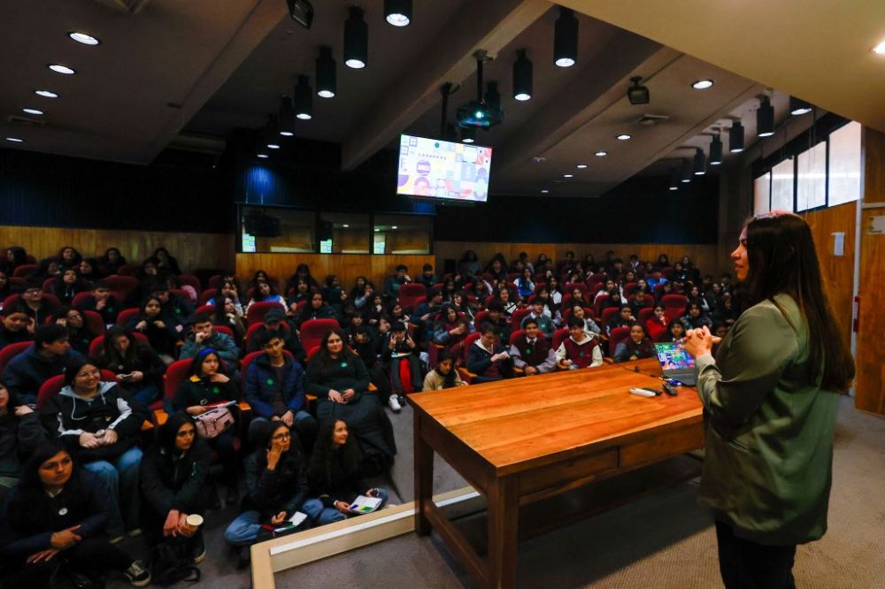 Vista desde el escenario del auditorio de la FFHH, lleno de escolares