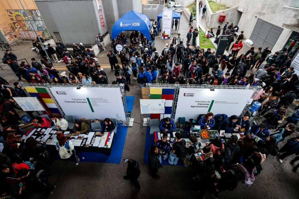 Plano cenital, donde se ven algunos stands y decenas de estudiantes alrededor
