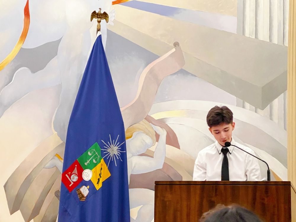 Tutor Nicolás Mayolafquén leyendo su discurso en la testera del Salón de Honor de Casa Central de la U. de Chile