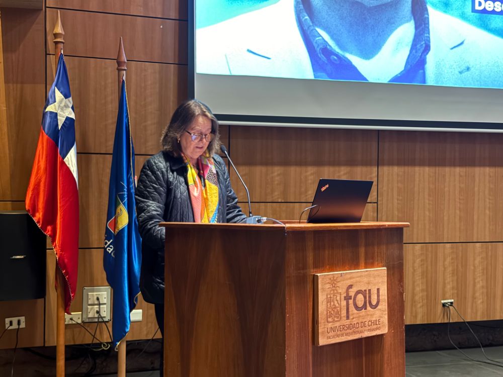 Profesora Leonor Armanet, Directora de Pregrado, durante sus palabras en la jornada sobre Inteligencia Artificial y Educación Superior.