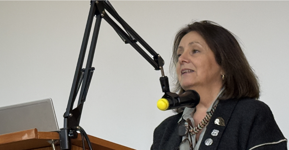 Profesora Leonor Armanet dando las palabras de bienvenida