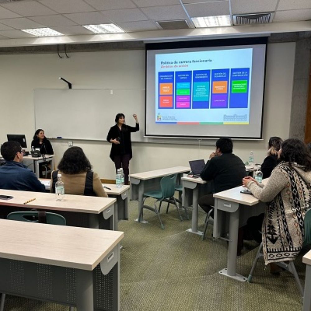 Fabiola Divin, directora de Gestión y Desarrollo de Personas, da contexto al proceso de inducción en el marco de la Política de Carrera Funcionaria.