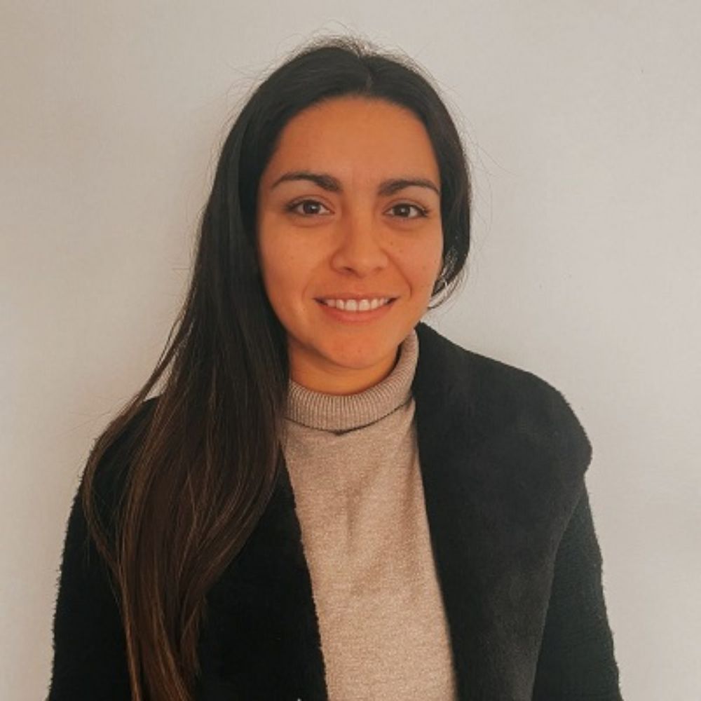 Pamela Rojas, de la Facultad de Economía y Negocios, informa de la importancia de realizar inducción en los organismos universitarios.