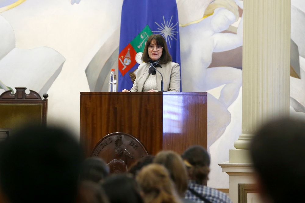 Prorrectora de la Universidad de Chile, prof. Alejandra Mizala, durante su saludo de bienvenida a las y los estudiantes internacionales del segundo semestre académico 2023. 