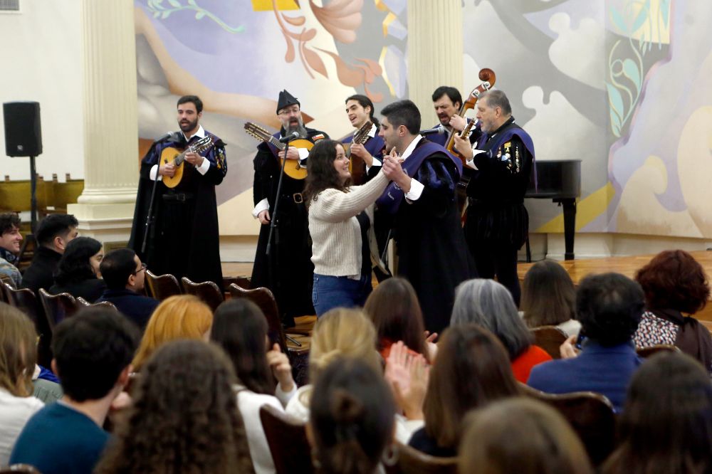 Presentación musical de la una Universitaria de la Universidad de Chile en la Ceremonia de Bienvenida de las y los estudiantes internacionales del segundo semestre 2023.