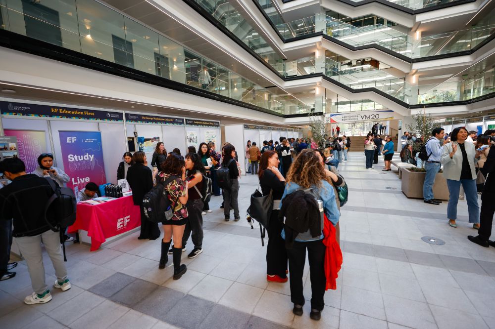 La jornada de apertura de la Semana Internacional UCHILE se realizó en las dependencias de la Facultad de Gobierno ubicadas en Ramón Carnicer 15, en el Complejo VM20. 