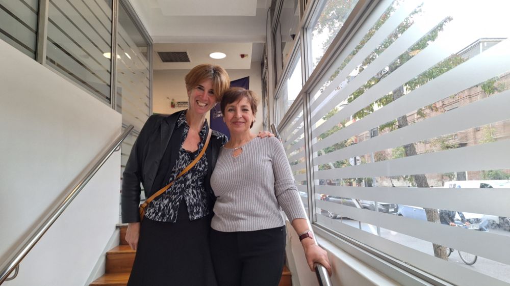 En la fotografía a la izquierda, la Dra. Cecilia Sosa, socióloga y periodista cultural argentina especializada en los cruces entre memoria, afecto y artes en el mundo hispano, junto a la Directora de Relaciones Internacionales de la UChile, Prof. Alicia Salomone.