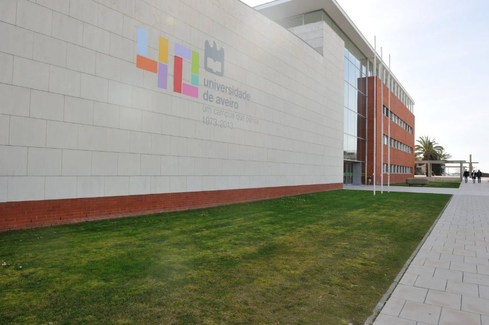 Montserrat Hernández, abogada de la Dirección de Relaciones Internacionales UChile, se adjudicó la beca para realizar una pasantía profesional de corta duración en la Universidad de Aveiro, en Portugal.