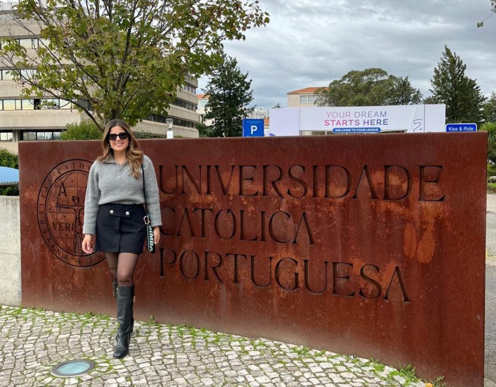 Montserrat Hernández, abogada de la Dirección de Relaciones Internacionales UChile, se adjudicó la beca para realizar una pasantía profesional de corta duración en la Universidad de Aveiro, en Portugal. Además, durante su intercambio visitó las sedes de universidades socias UChile para gestionar convenios y revisar alcances legales de los acuerdos bilaterales.