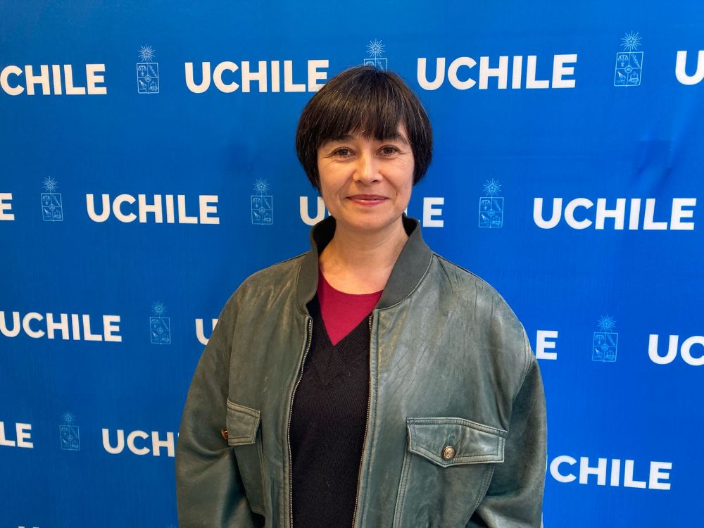 Catalina Donoso, Dra. en Lengua y Literaturas Hispánicas y académica de la Facultad de Comunicación Imagen (FCEI) y Directora de la Oficina de Género, Diversidad e Inclusión de la misma facultad, fue una de las académicas presentes en la instancia, comentó que la utilización del cine como plataforma en “Cantos Insumisos” es esencial para reconocer las conexiones e intercambios de los países presentes.