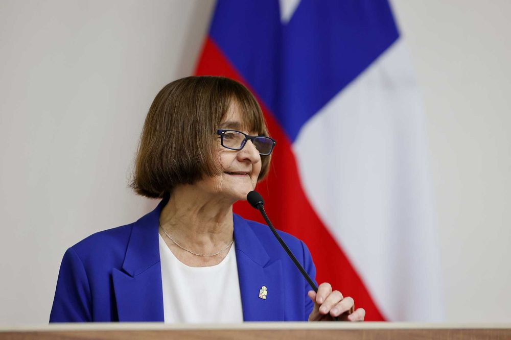 La Rectora de la Universidad de Chile, Profesora Rosa Devés encabezó la inauguración del encuentro y dio la bienvenida a los presentes destacando la importancia de generar espacios de diálogos críticos e interdisciplinarios en el contexto actual , debido a que “hoy las condiciones básicas para el sustento de la investigación se encuentran desafiadas en distintos países del mundo”