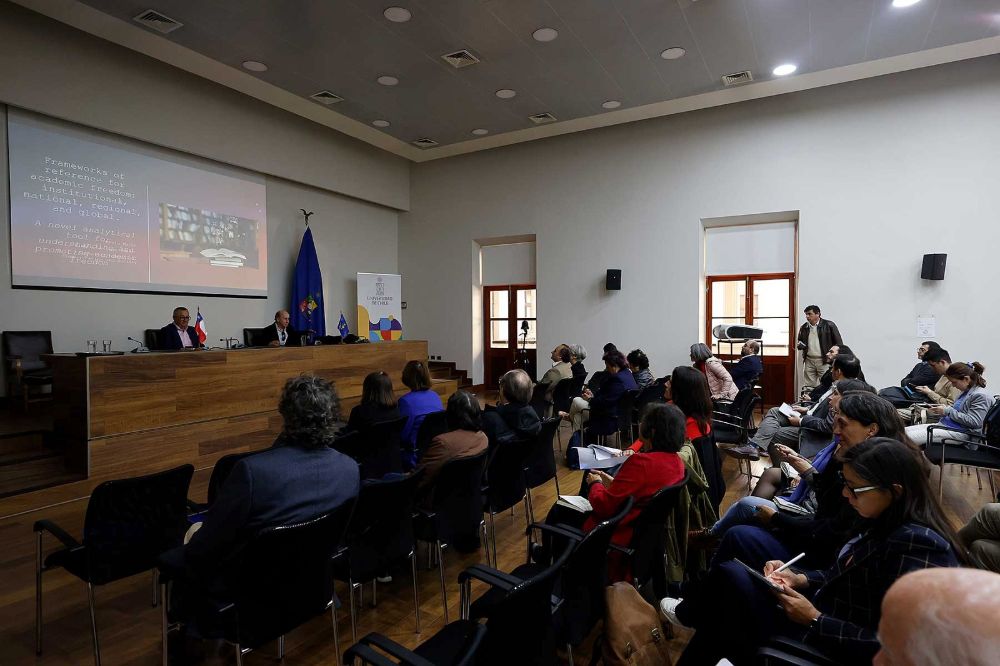 el Seminario Internacional: “Libertad, ética e integridad en la Academia y la Investigación. Reflexiones en un contexto global de cambios e incertidumbre” en la Sala Eloísa Díaz de la Casa Central.