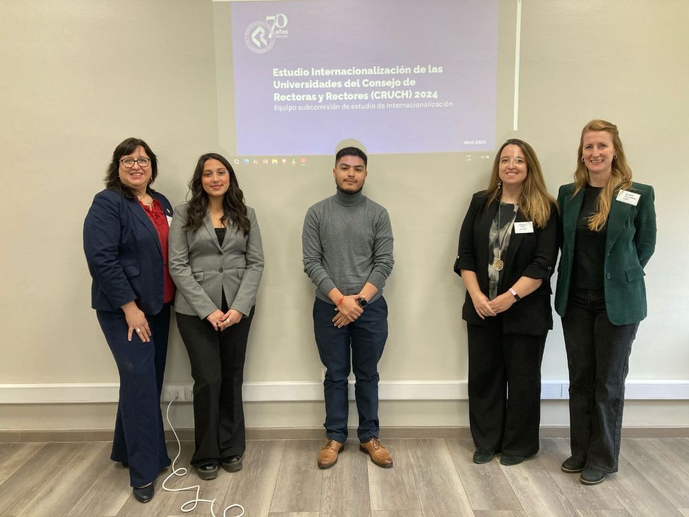 En la fotografía (izq.-der.): Mariana González, Coordinadora de Internacionalización, Patricia Cantero, pasante, ambas de la DRI UChile. Tomás Barros, estudiante de la UDP, Rosario Díaz (ANDES), presidenta saliente de la Comisión de Internacionalización CRUCH, y Anoek van den Berg, directora de Relaciones Internacionales de la UDP.