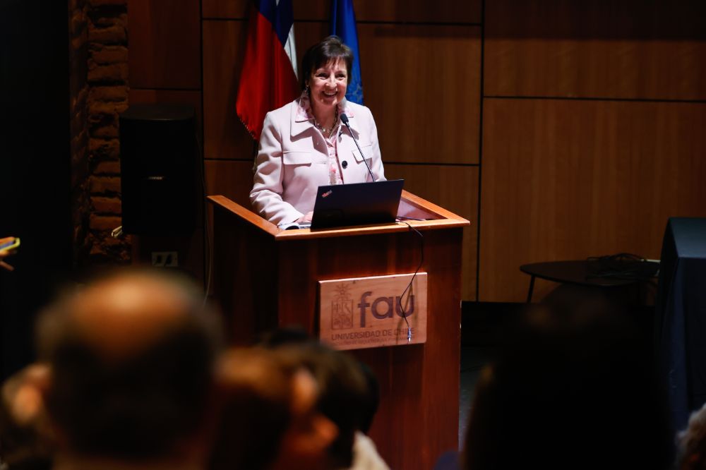 La directora de Relaciones Internacionales, profesora Alicia Salomone, 