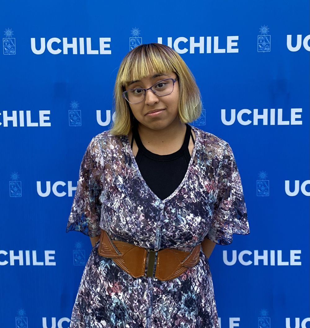 Ari Saavedra, estudiante de tercer año de Periodismo que manifiesta un profundo interés en el área de la sustentabilidad gracias al incentivo de sus docentes en la Facultad de Comunicación e Imagen de la Universidad de Chile.