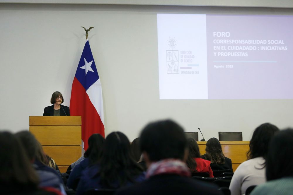 Rectora Rosa Devés dando inicio a la actividad