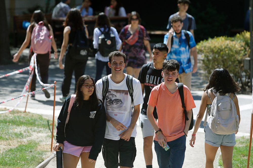 Estudiantes caminando