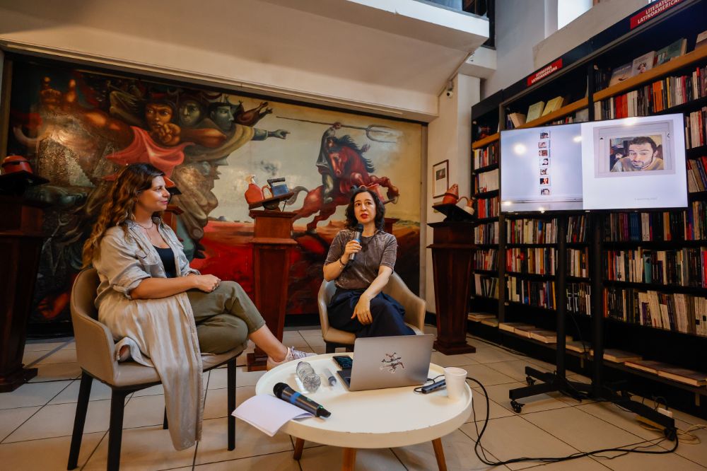 Carolina Franch, directora de Género de la Facultad de Ciencias Sociales y la artista Cecilia Flores