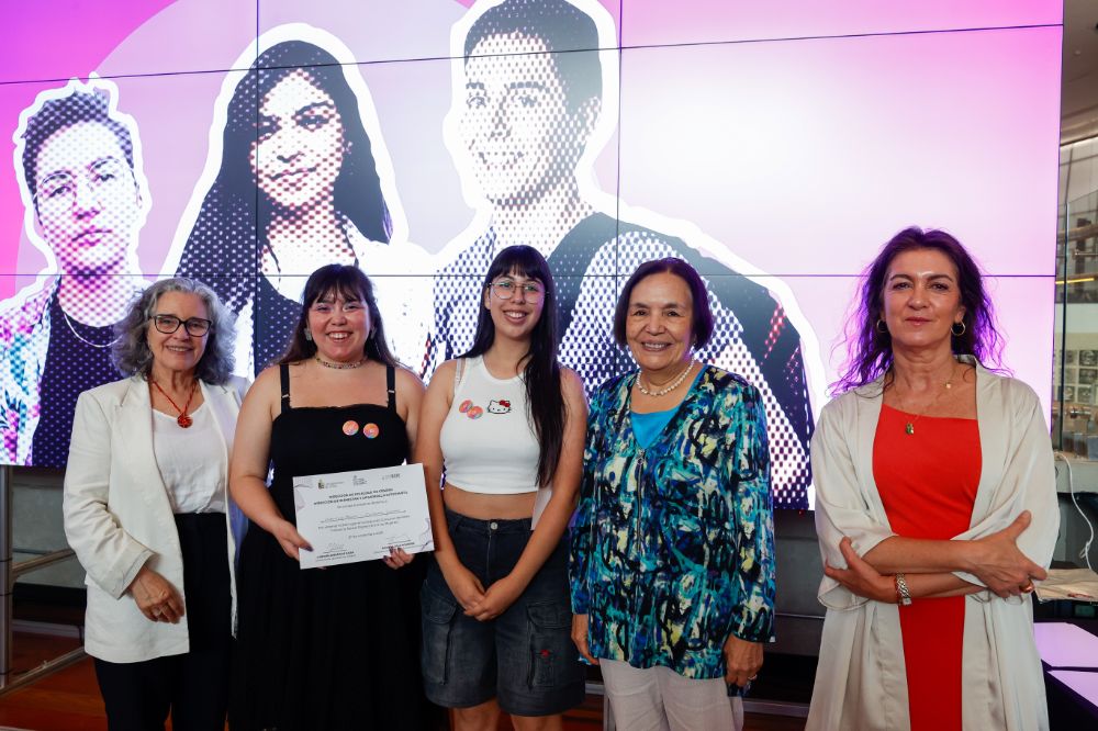 Valentina Ramos y Fernanda Guerrero, de la Facultad de de Ciencias Químicas y Farmacéuticas, ganadoras del 2do lugar